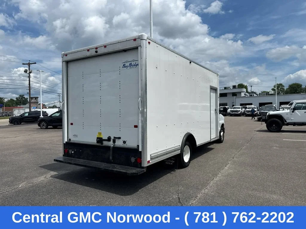 Used 2024  Ford BASE image 5