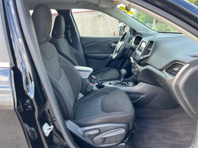 Used 2019 Diamond Black Crystal Pearlcoat Jeep Latitude image 9