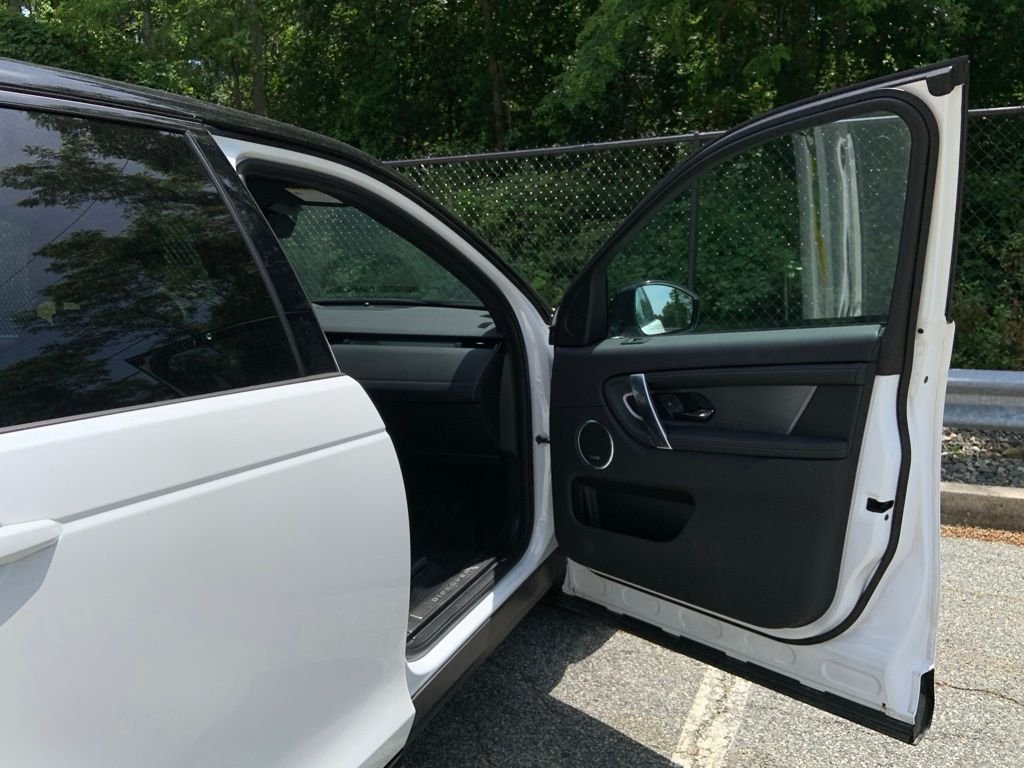 Used 2024 White Land Rover SE image 17