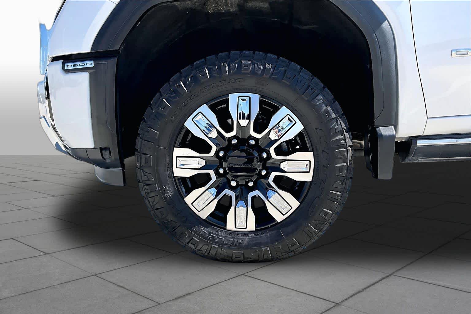 Used 2024 White Frost Tricoat GMC Denali image 11