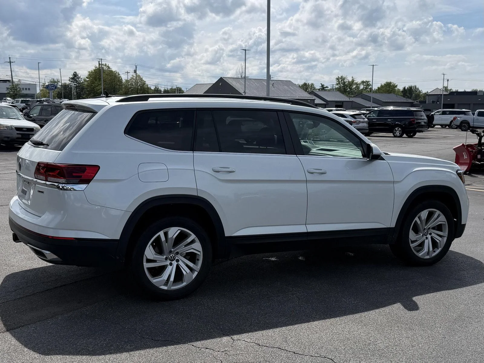 Used 2021 Pure White Volkswagen 3.6L V6 SE w/Technology image 4