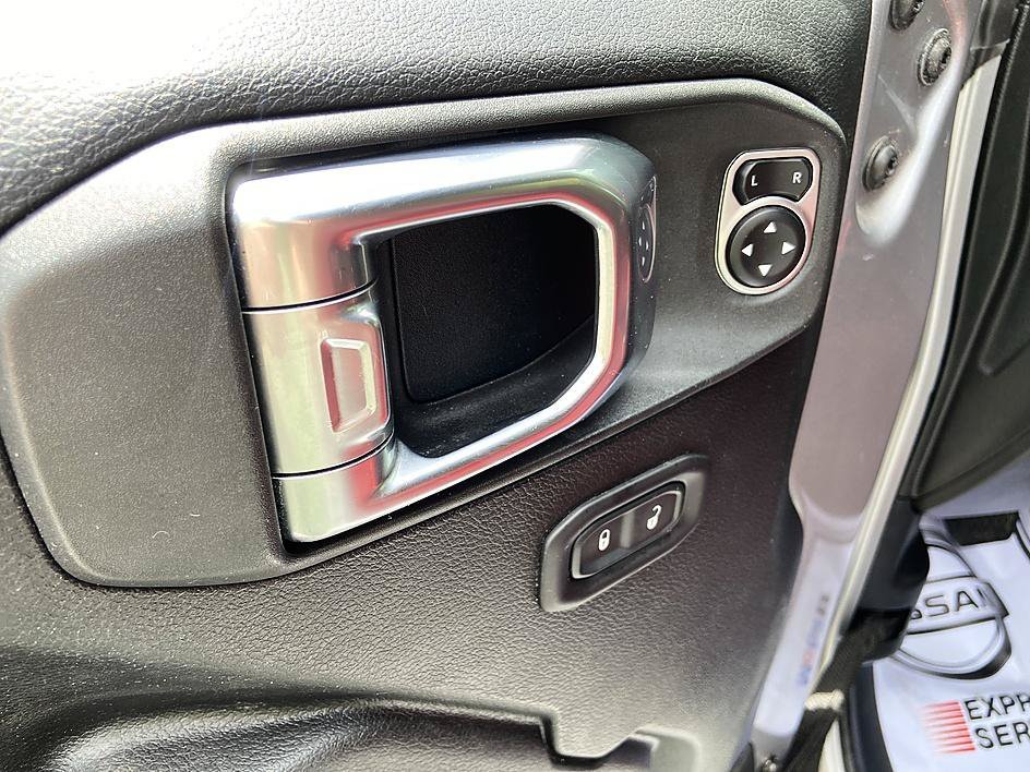 Used 2020 Billet Silver Metallic Clearcoat Jeep Sport S image 11