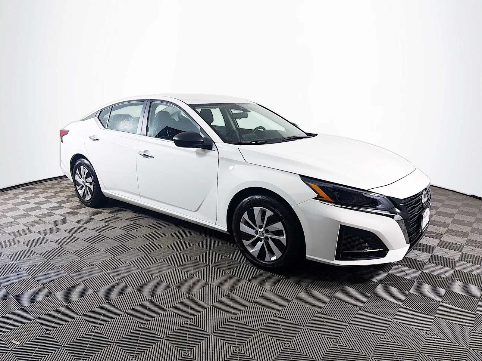 Certified Used 2025 Glacier White Nissan S image 3