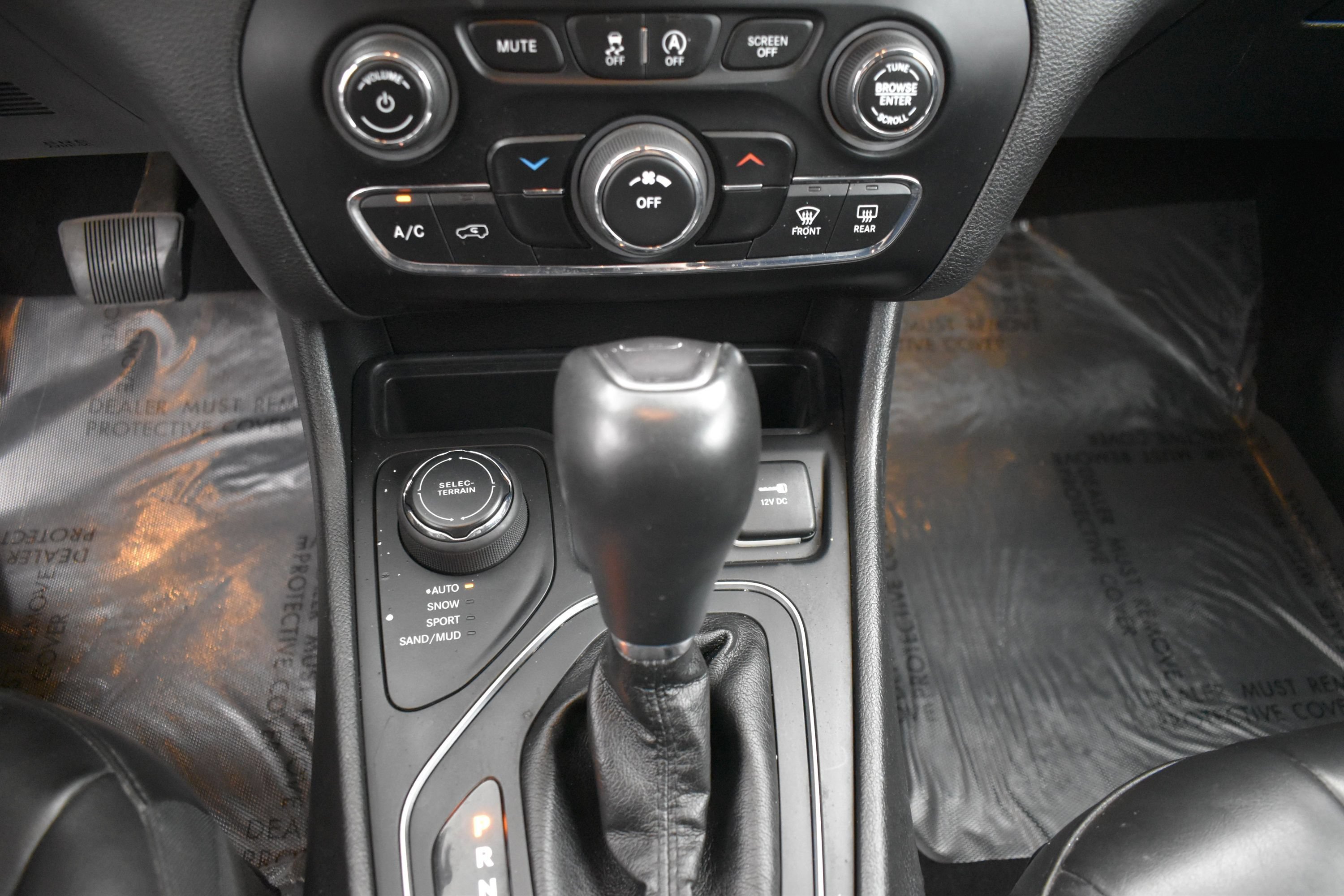 Used 2019 Diamond Black Crystal Pearlcoat Jeep Latitude Plus image 10