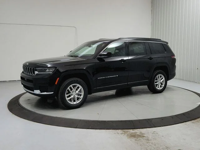 New 2026 Diamond Black Crystal Pearl-Coat Exterior Paint Jeep Laredo image 3