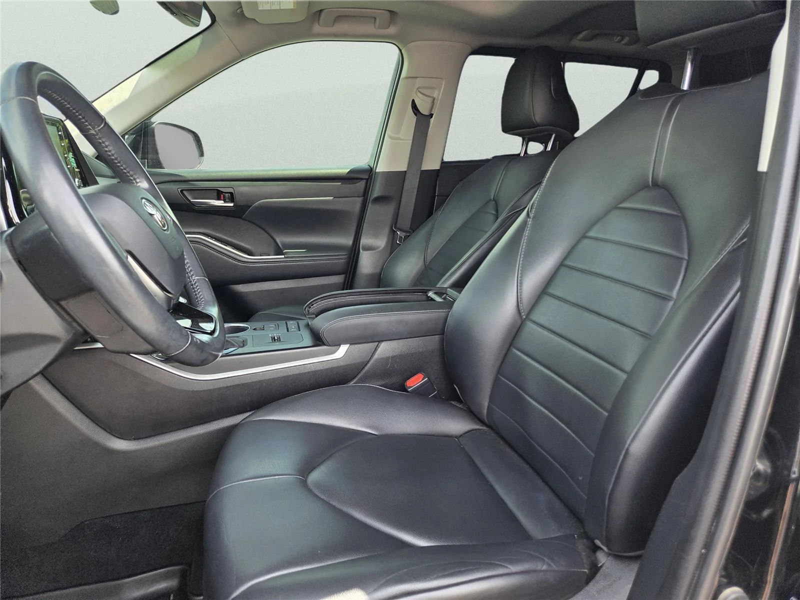 Used 2021 Midnight Black Metallic Toyota XLE image 16