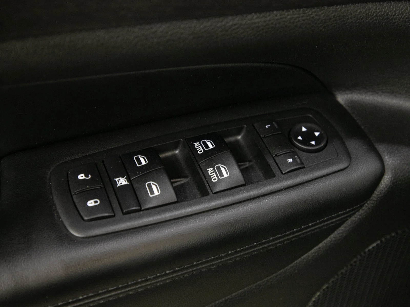 Used 2018 Granite Crystal Metallic Clearcoat Jeep Altitude image 21