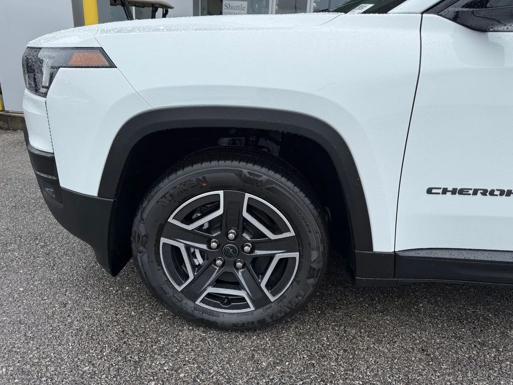 New 2026 Bright White Clear-Coat Exterior Paint Jeep Laredo image 22