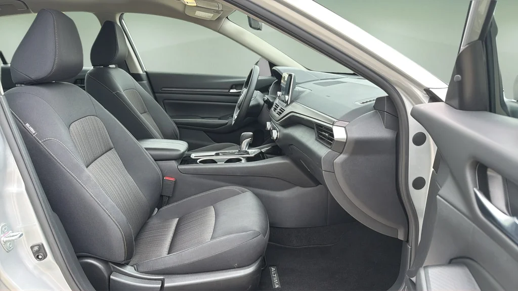 Used 2024 Brilliant Silver Nissan 2.5 SV image 11
