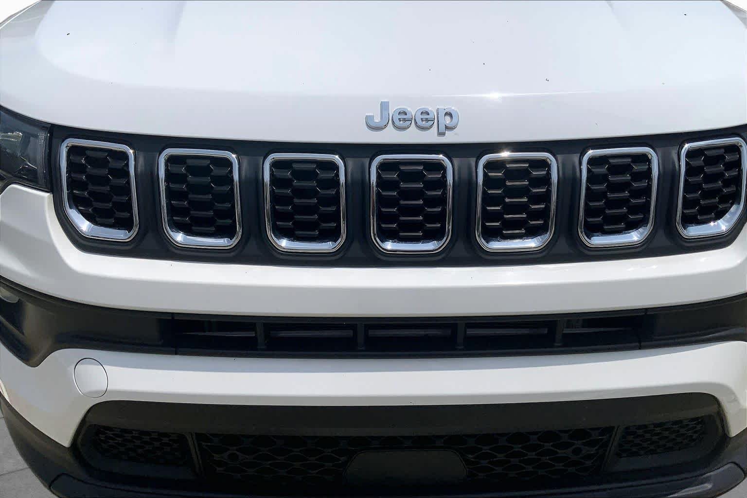 Used 2024 Bright White Clearcoat Jeep Latitude image 32
