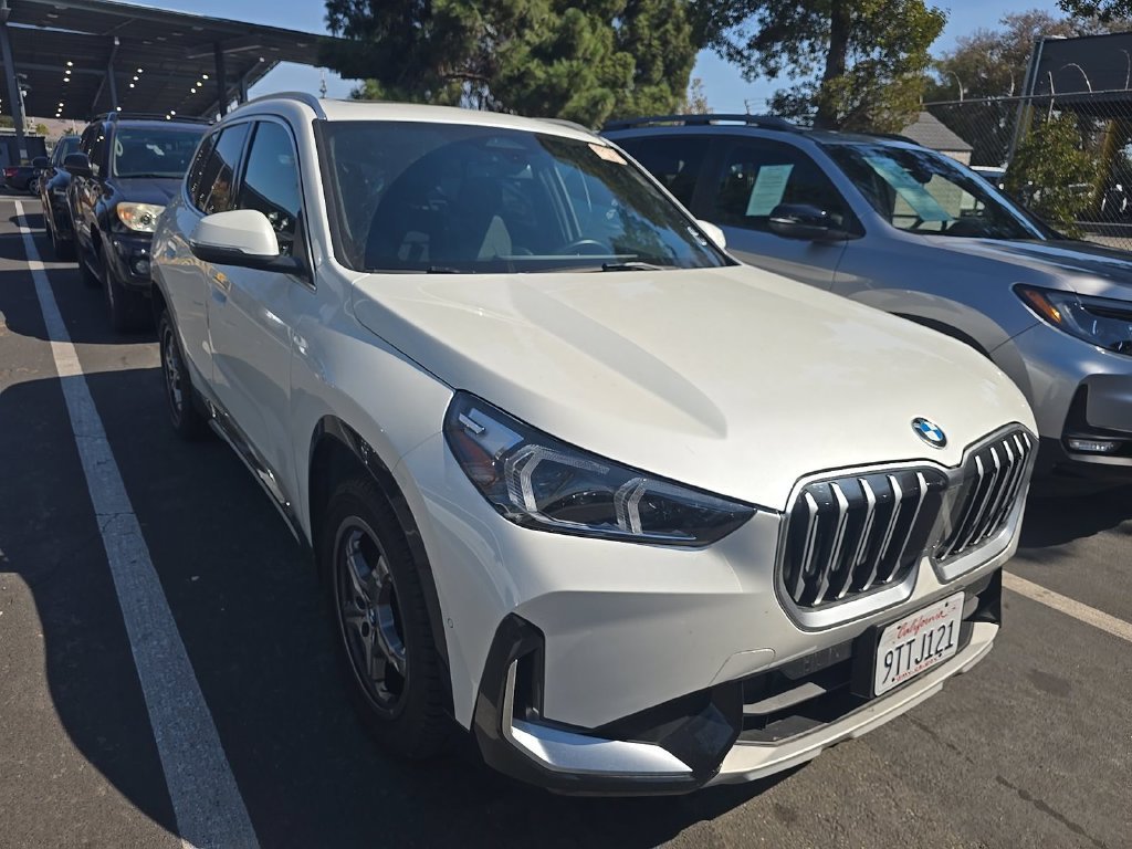 Used 2025 Mineral White Metallic BMW xDrive28i image 2