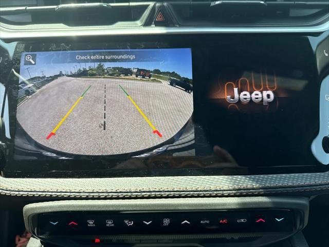 New 2026 Diamond Black Crystal Pearl-Coat Exterior Paint Jeep Limited image 19