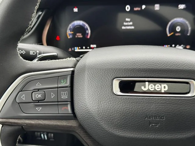 New 2026 Diamond Black Crystal Pearl-Coat Exterior Paint Jeep Limited image 27