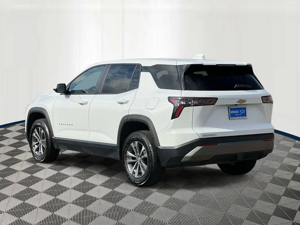 Used 2025 Summit White Chevrolet LT image 4