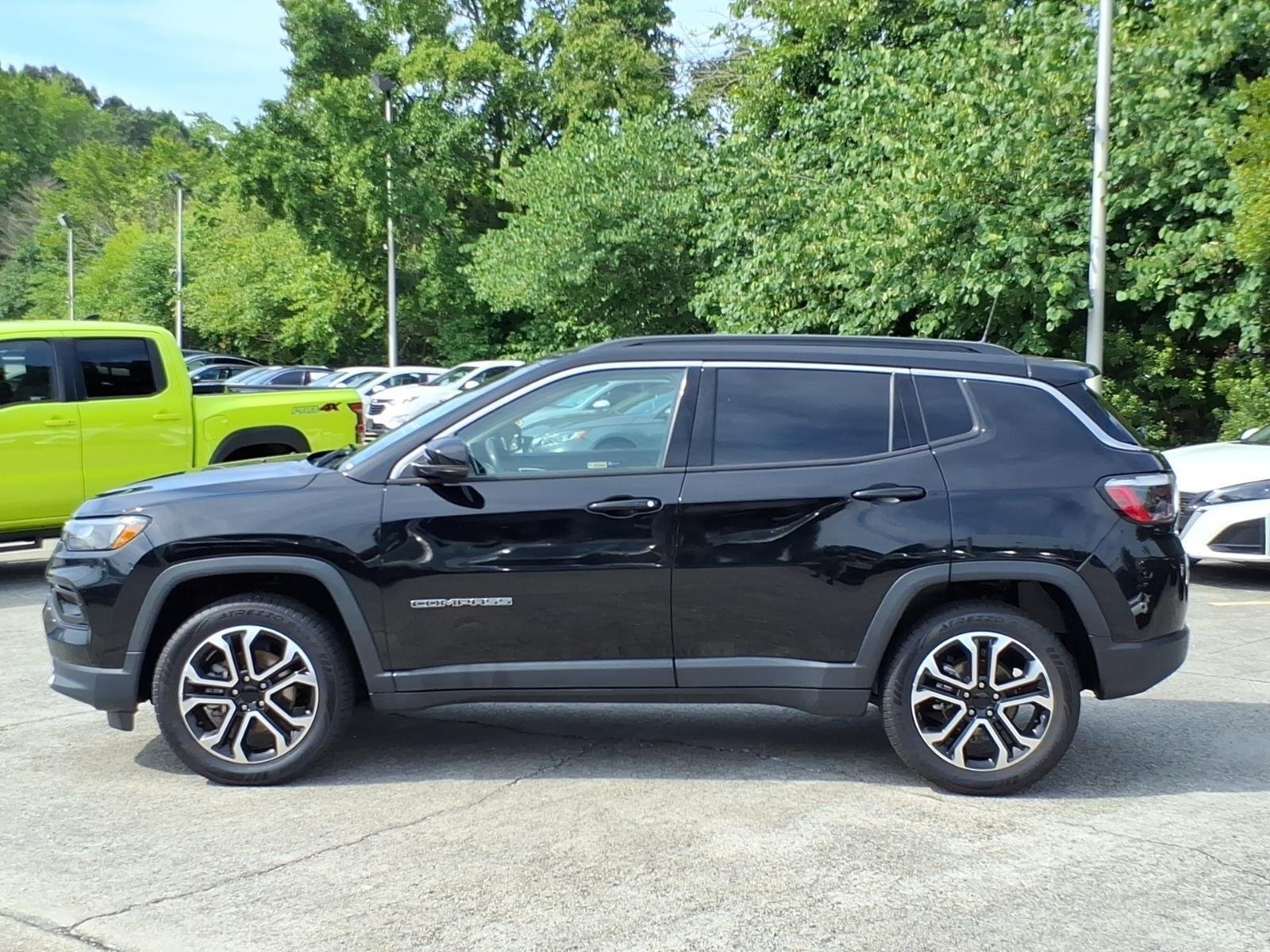 Used 2022 Diamond Black Crystal Pearlcoat Jeep Limited image 3
