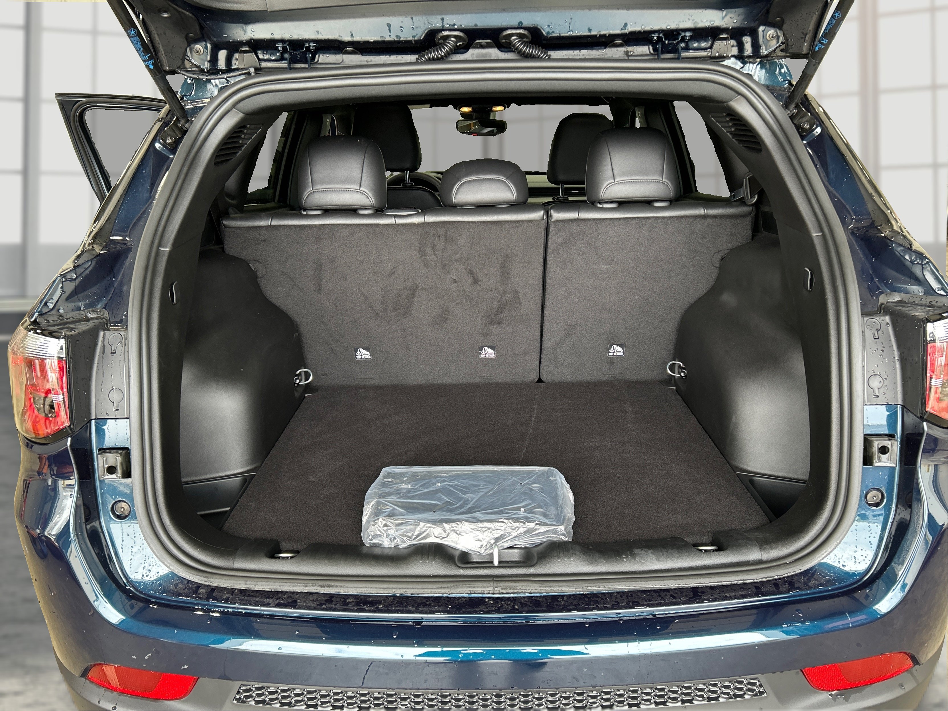 New 2026 Fathom Blue Pearl-Coat Exterior Paint Jeep Latitude image 11