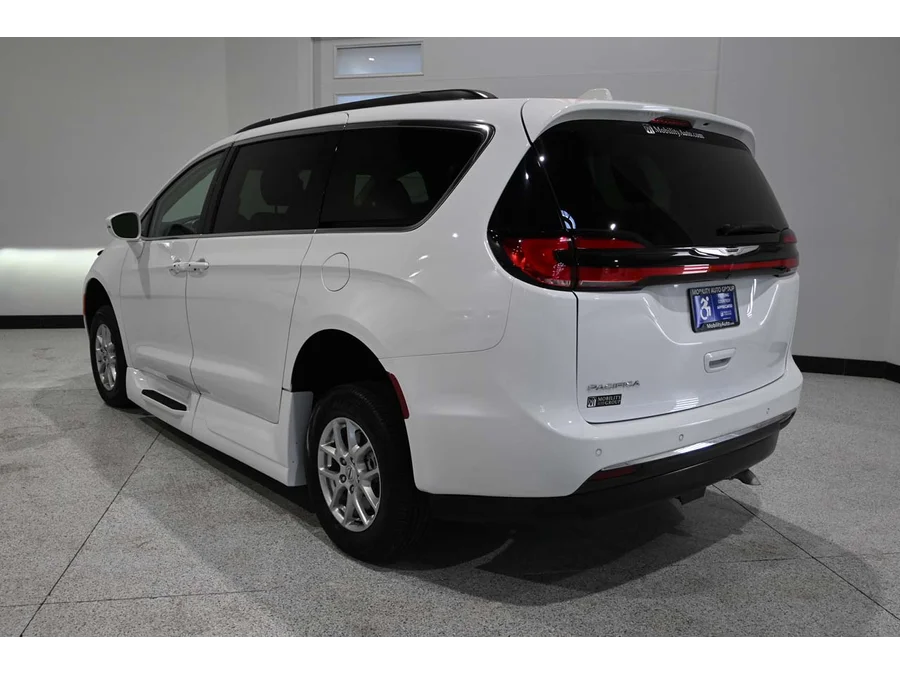 Used 2022 WHITE Chrysler Touring L Mobility Handicap Van image 8