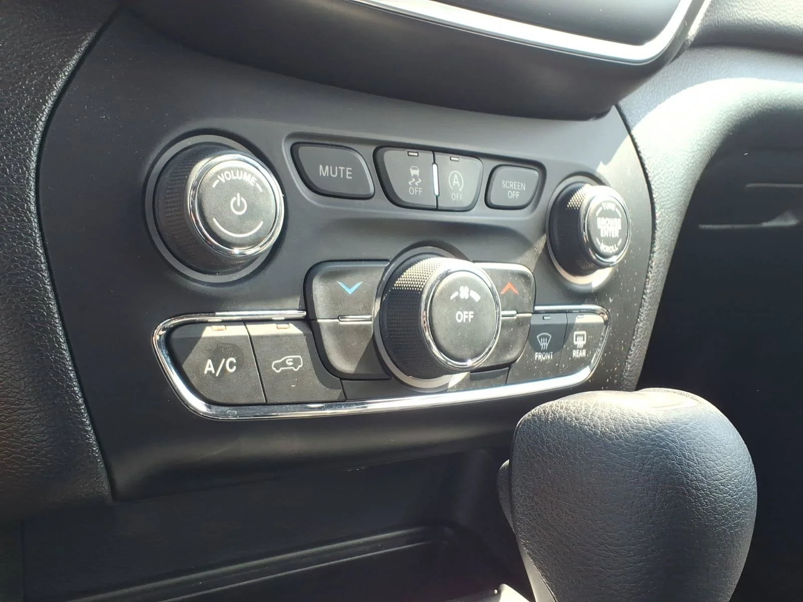 Used 2020 Velvet Red Pearlcoat Jeep Latitude image 14