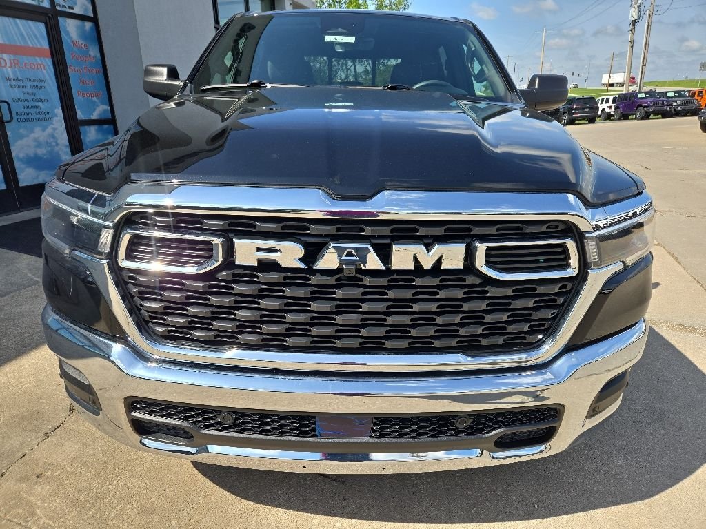 New 2026 Diamond Black Crystal Pearl-Coat Exterior Paint RAM Tradesman image 16