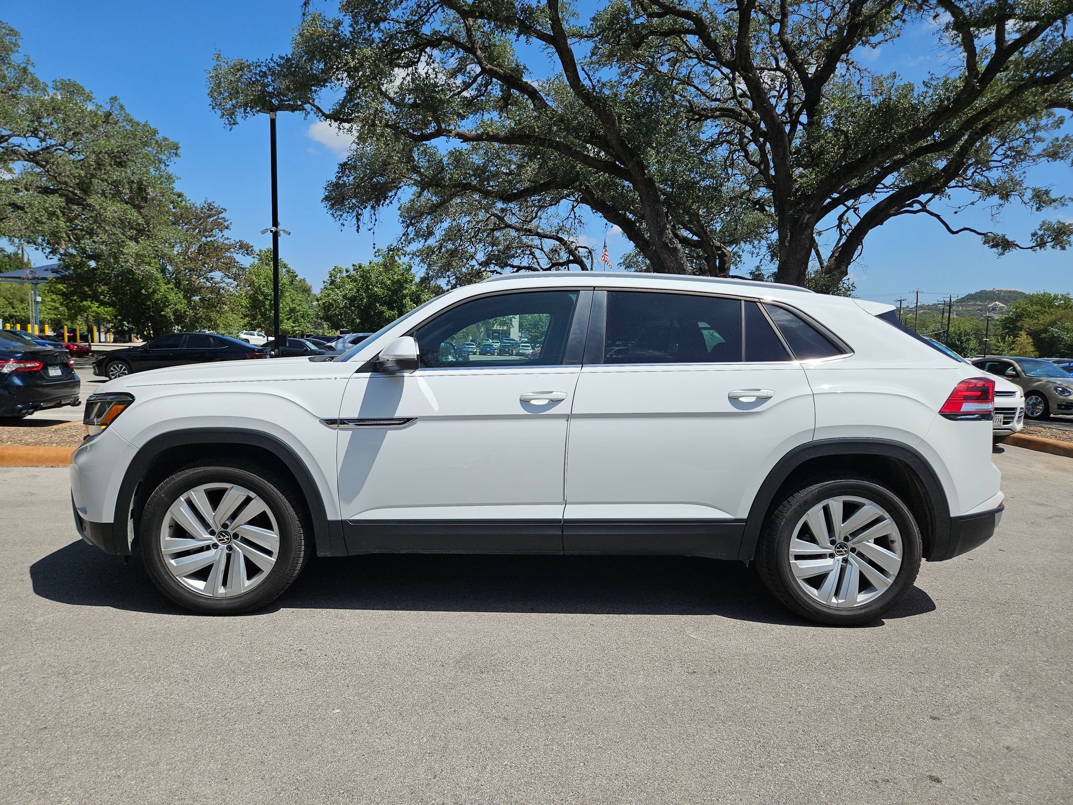 Used 2021 Pure White Volkswagen 3.6L V6 SE w/Technology image 6