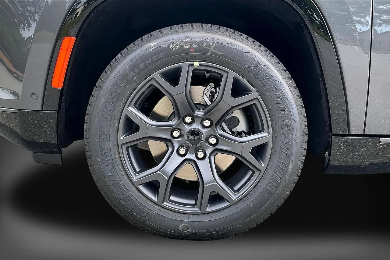 New 2026 Baltic-Gray Metallic Clear-Coat Exterior Paint Jeep Limited Altitude image 34