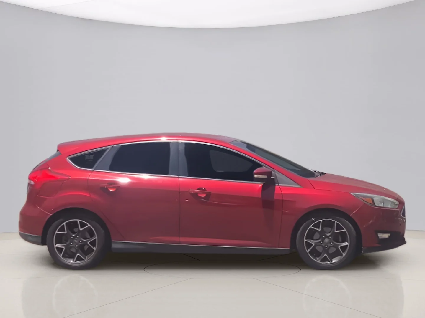 Used 2015 Red Ford SE HATCHBA image 4