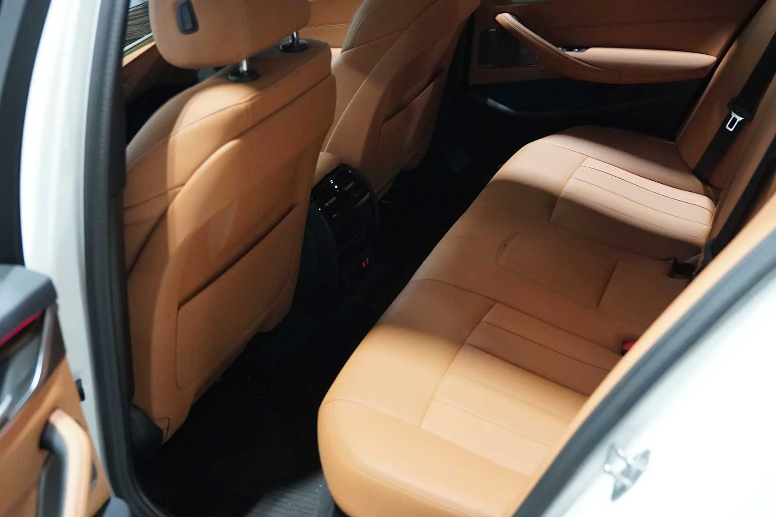 Used 2023 Alpine White BMW 530i image 24