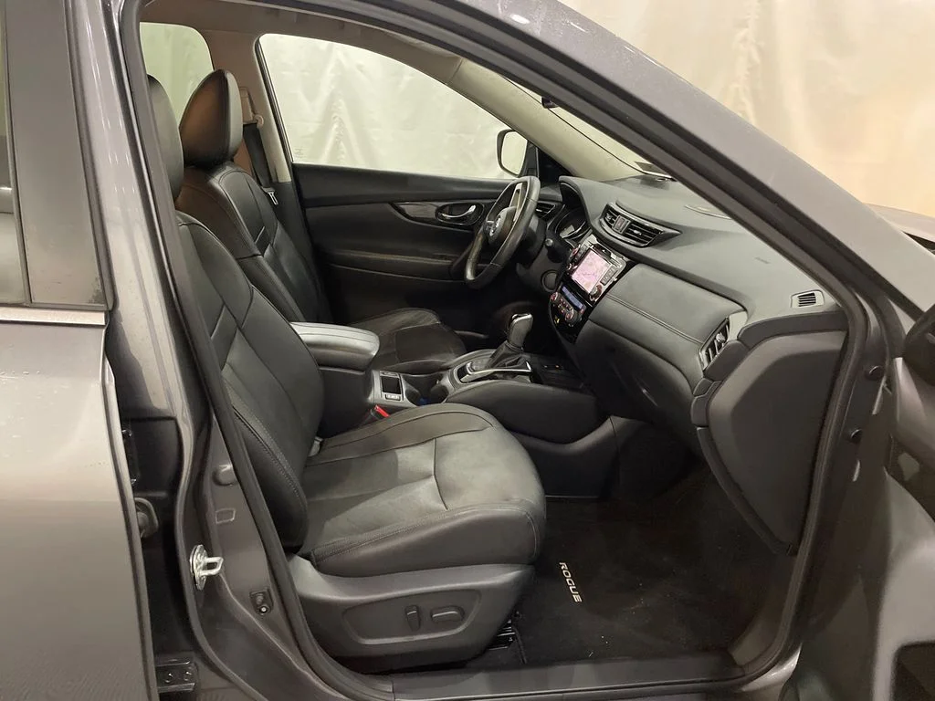 Used 2020 Gun Metallic Nissan SL image 25