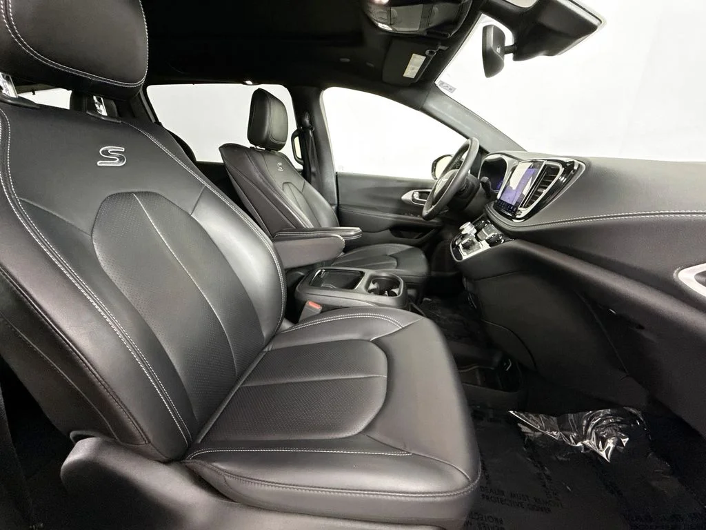 Used 2024 White Chrysler Touring L image 29