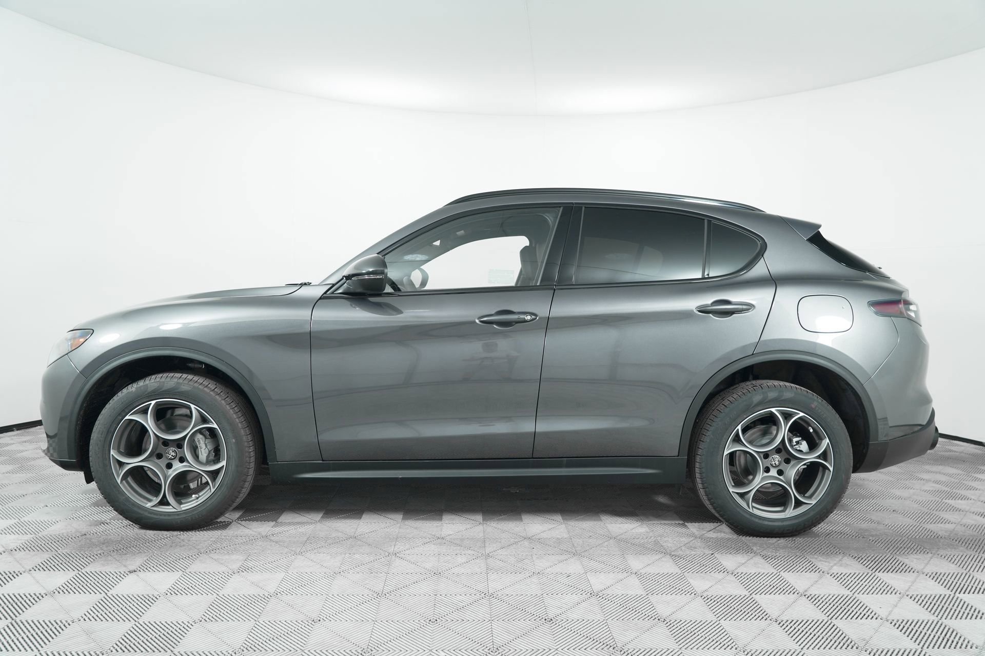 New 2025 Vesuvio Gray Metallic Exterior Paint Alfa Romeo Base image 4