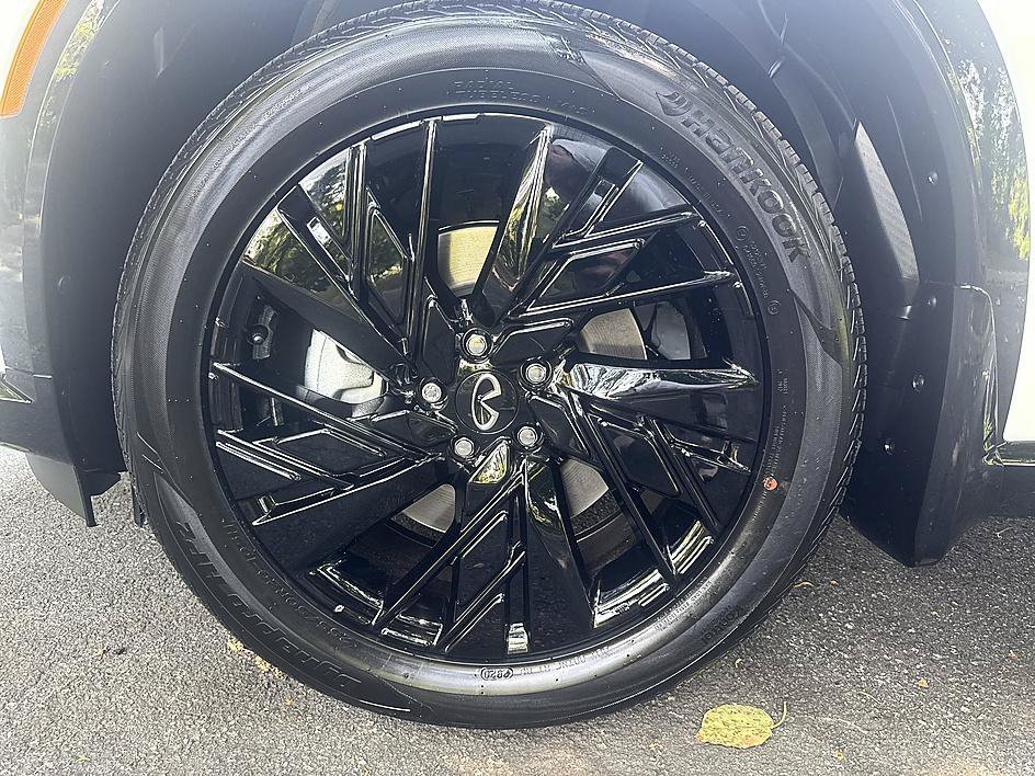 New 2027 Radiant White/Black Obsidian INFINITI SPORT image 8