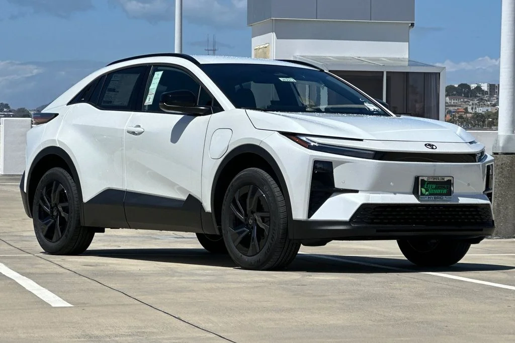 New 2026 Wind Chill Pearl <sup>1</sup> Toyota  SE image 2