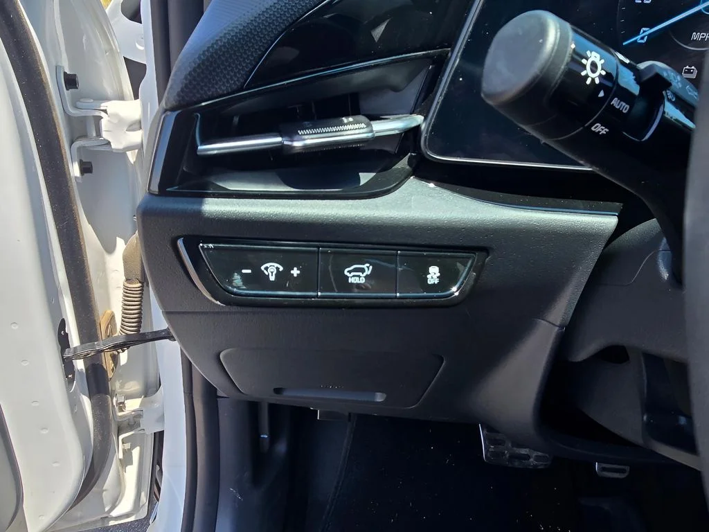 Used 2023 Snow White Pearl Kia Wave image 16