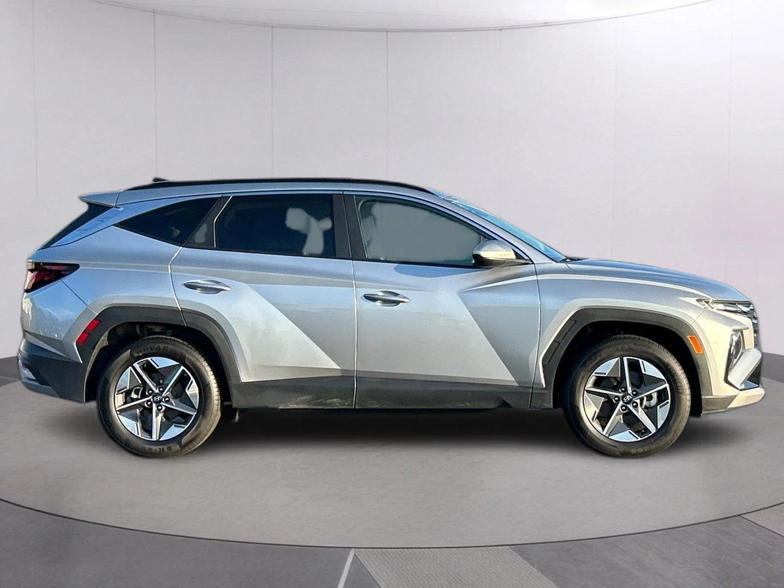 Used 2025 Shimmering Silver Hyundai SEL image 8