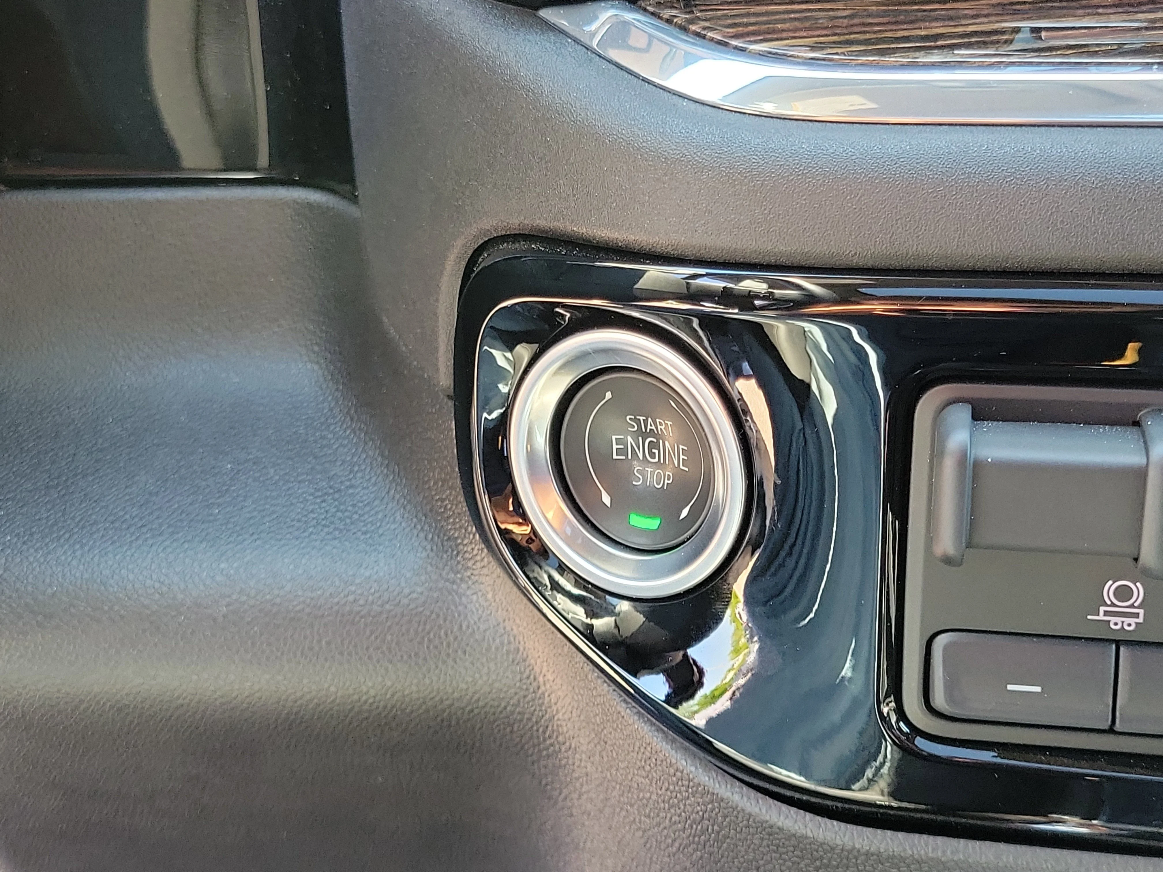 Used 2025 Summit White GMC Elevation image 27