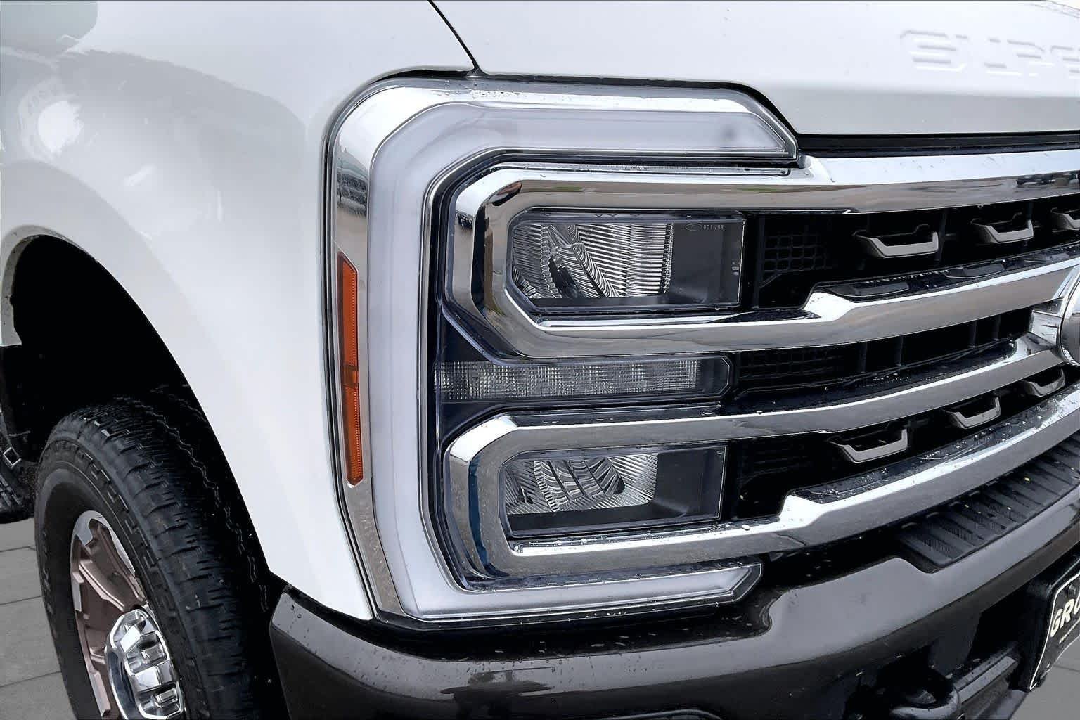 Used 2024 Star White Metallic Tri-Coat/Darkened Bronze Ford King Ranch image 28