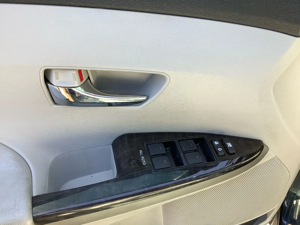 Used 2015 Gray Toyota LE image 12