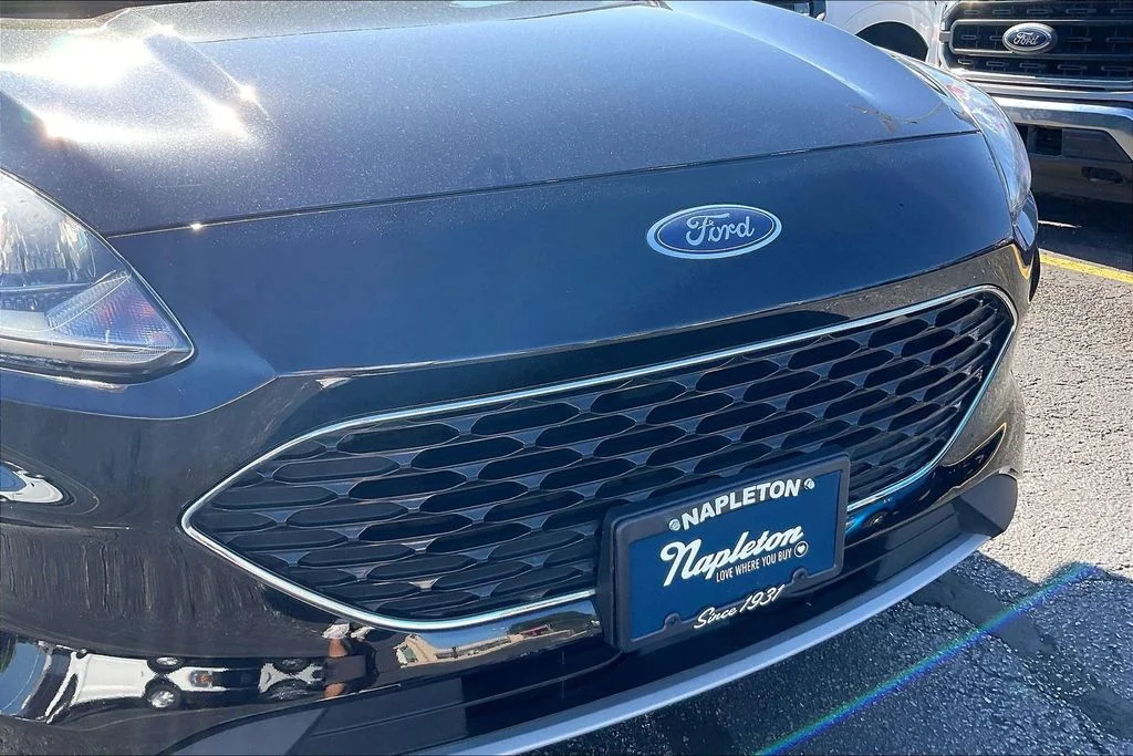 Used 2022 Black Ford SE image 31