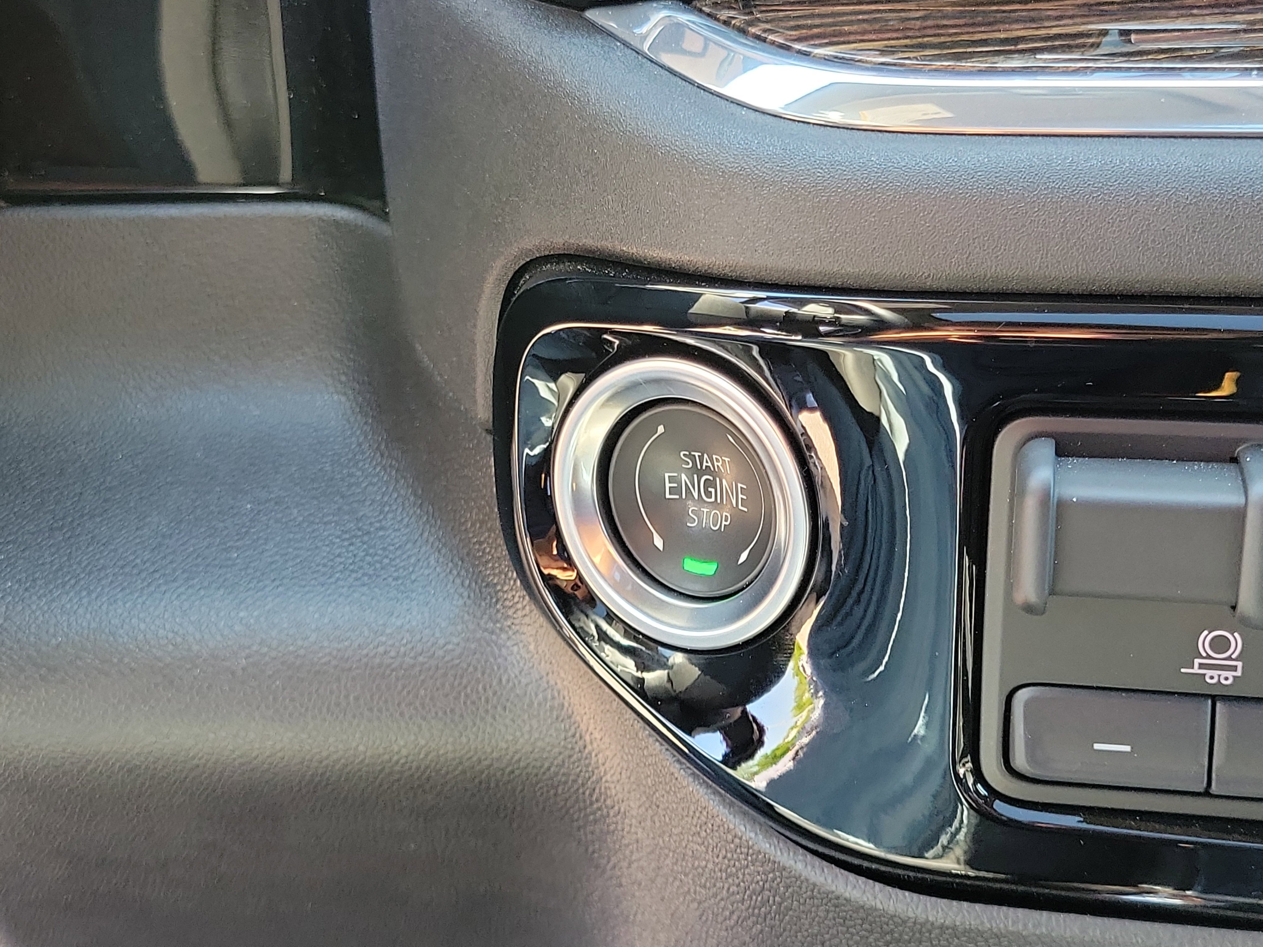 Used 2025 Summit White GMC Elevation image 27