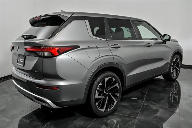 Used 2022 Mercury Gray Metallic Mitsubishi SE image 9