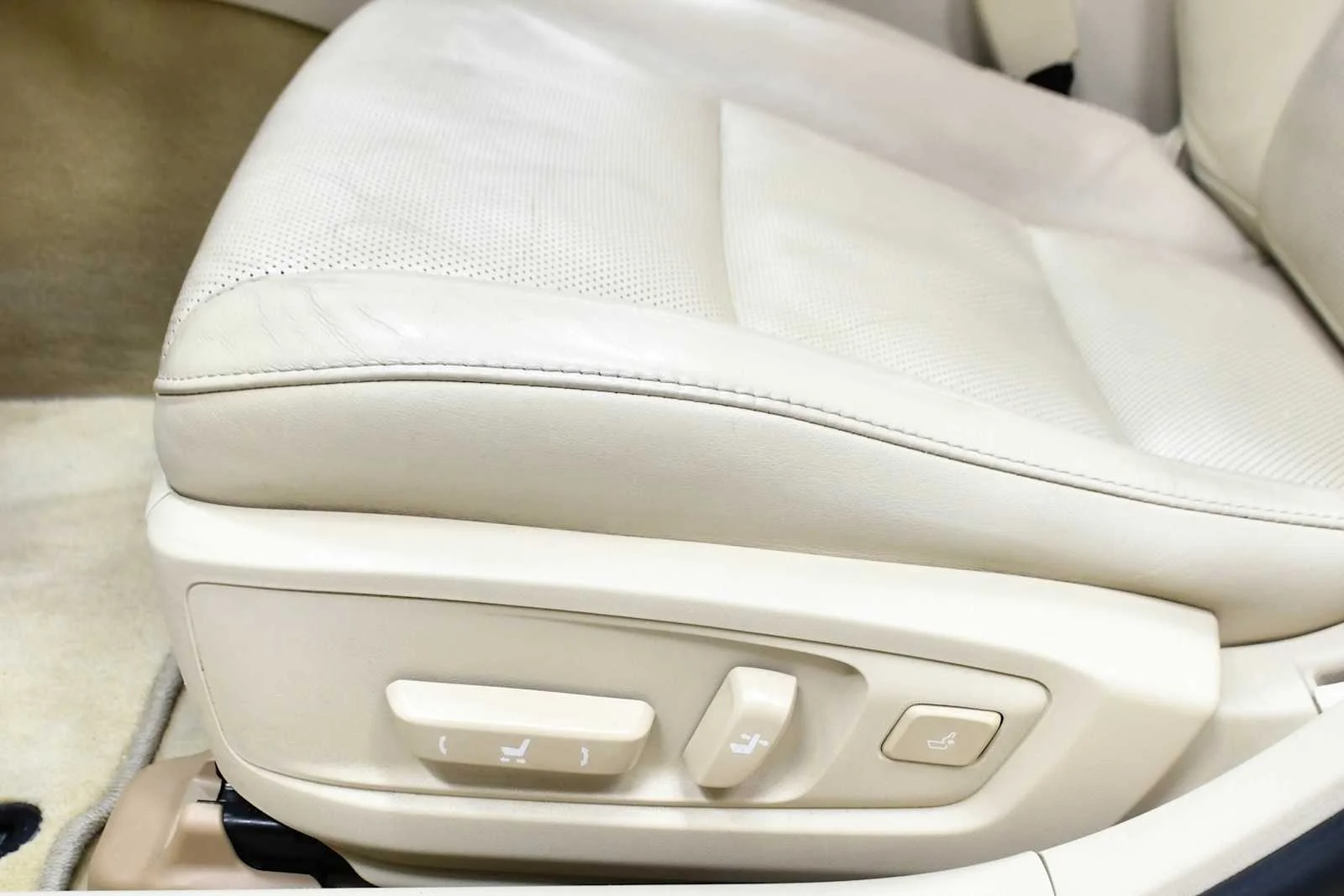 Used 2015 Starfire Pearl Lexus  image 17