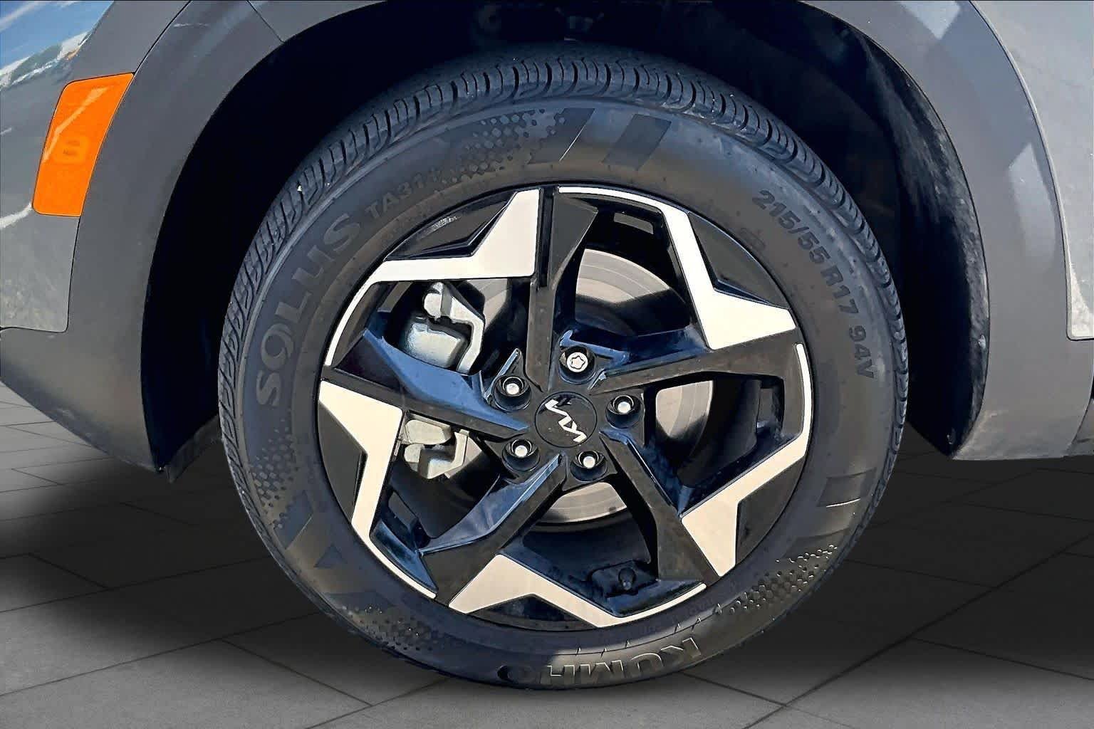 Used 2025 Gravity Gray Kia EX image 10