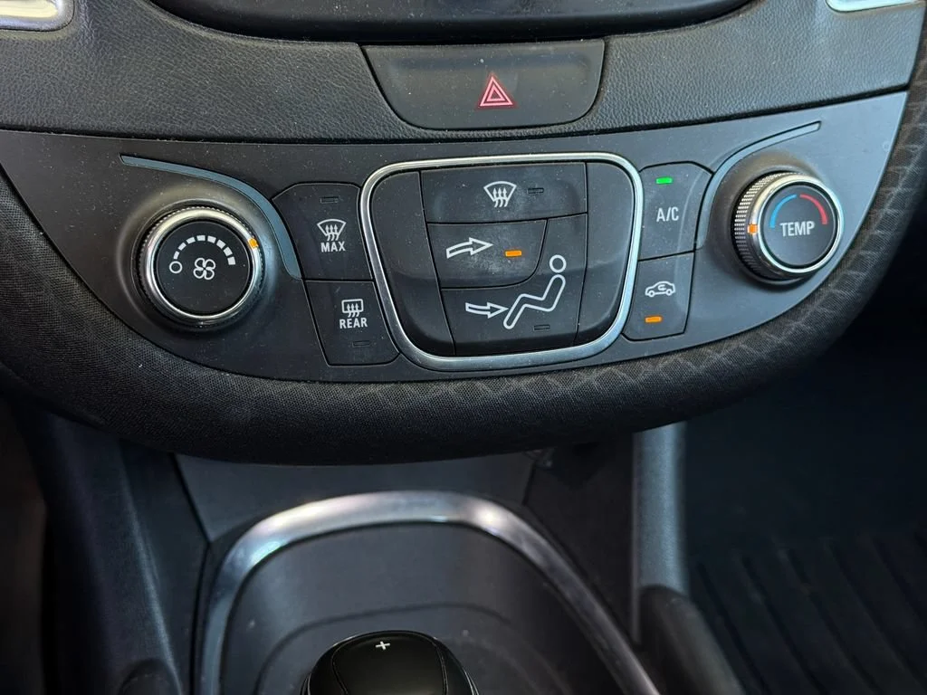 Used 2018 SUMMIT WHITE Chevrolet LT image 3