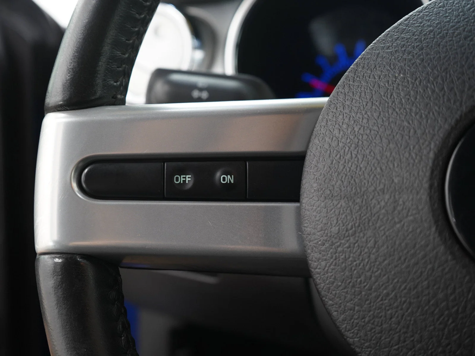 Used 2005  Ford GT Premium image 22