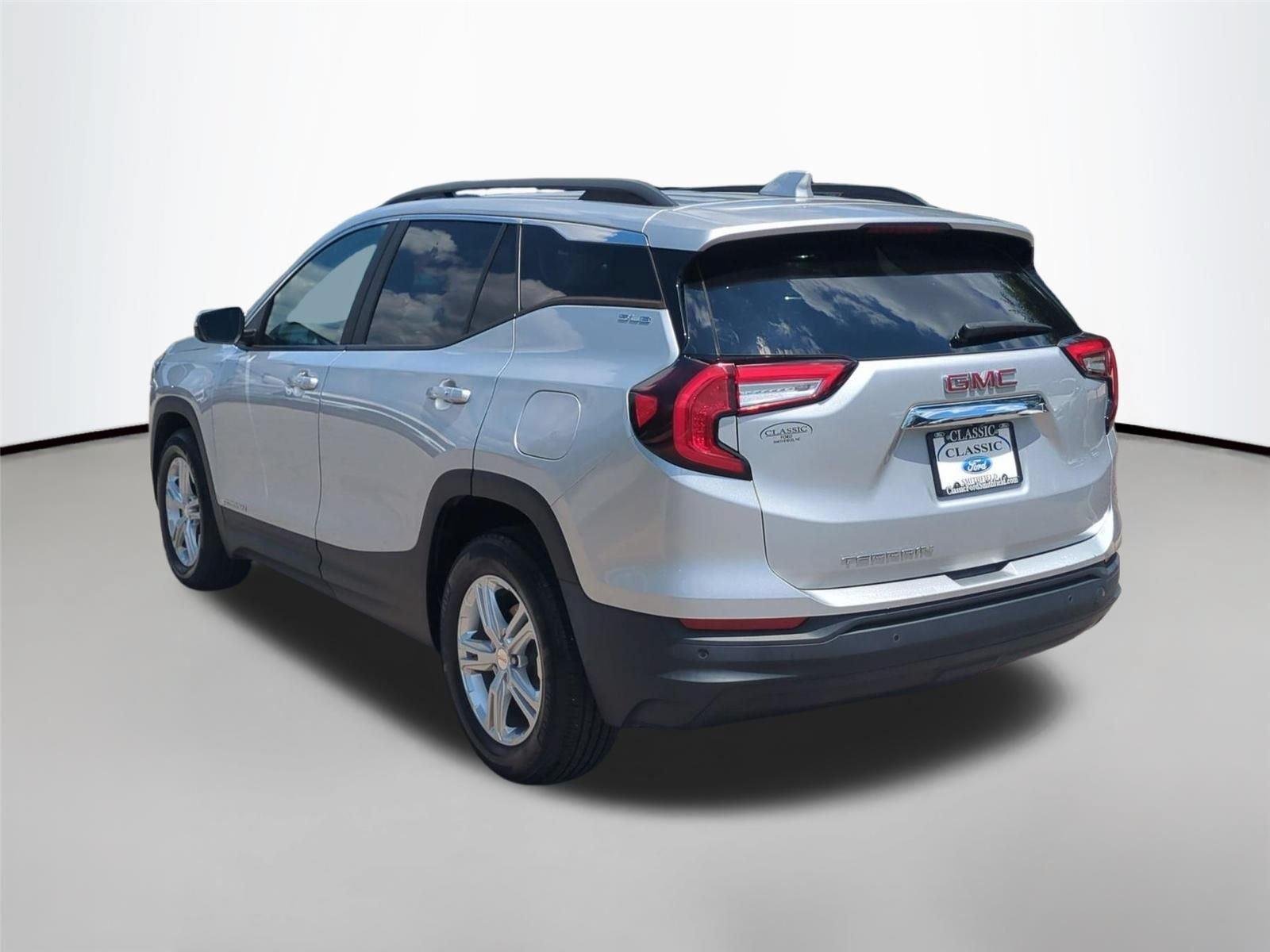 Used 2022 Quicksilver Metallic GMC SLE image 3