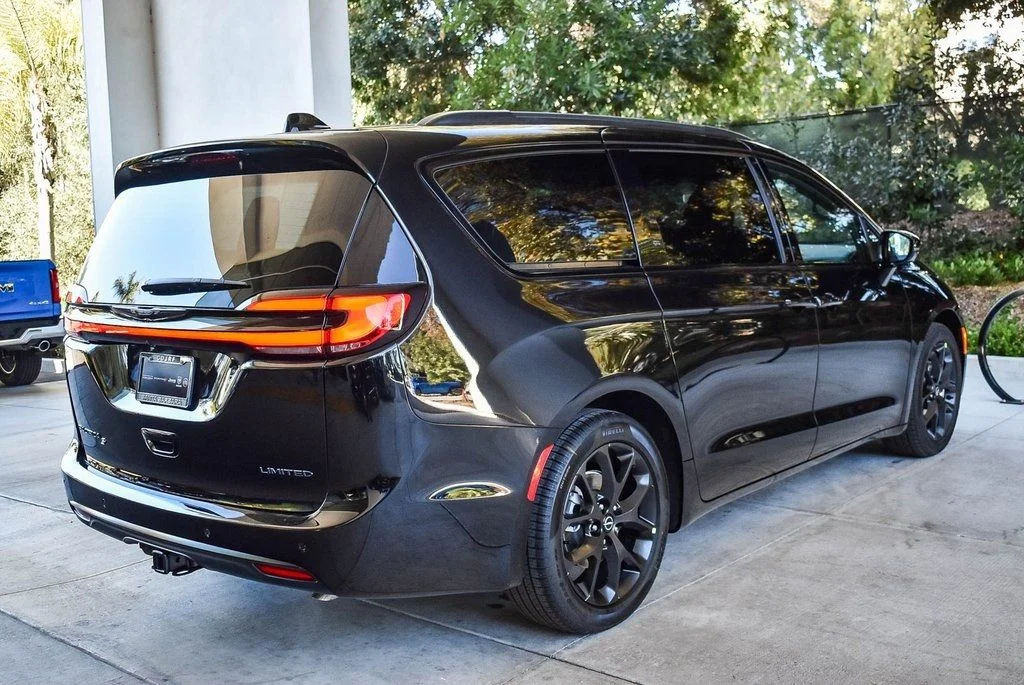 New 2026 Diamond Black Crystal Pearl-Coat Exterior Paint Chrysler Limited image 6