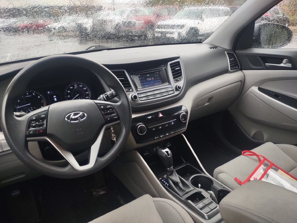 Used 2018 Gray Hyundai SE image 9
