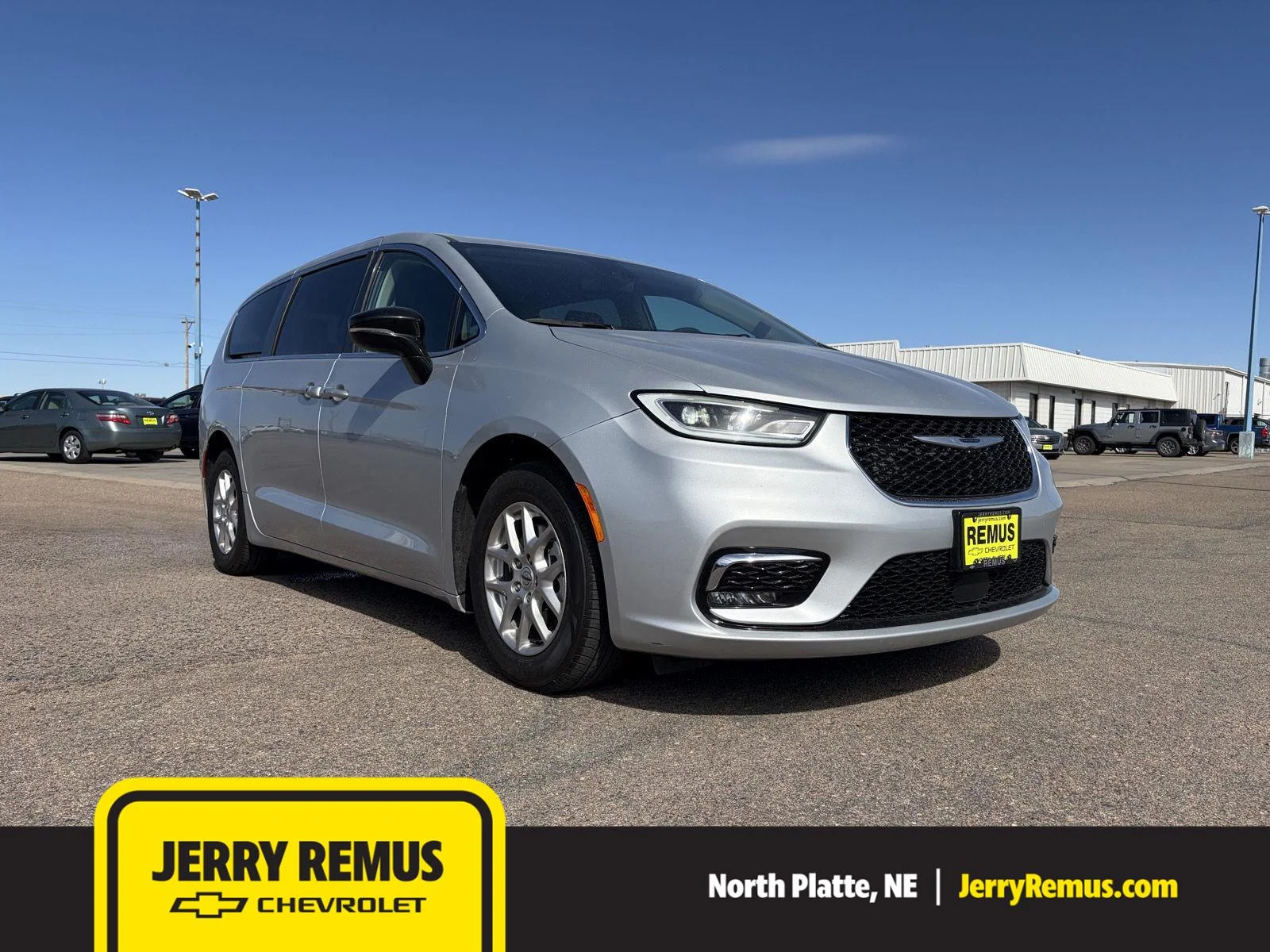 2024 Chrysler Pacifica Touring L's photo