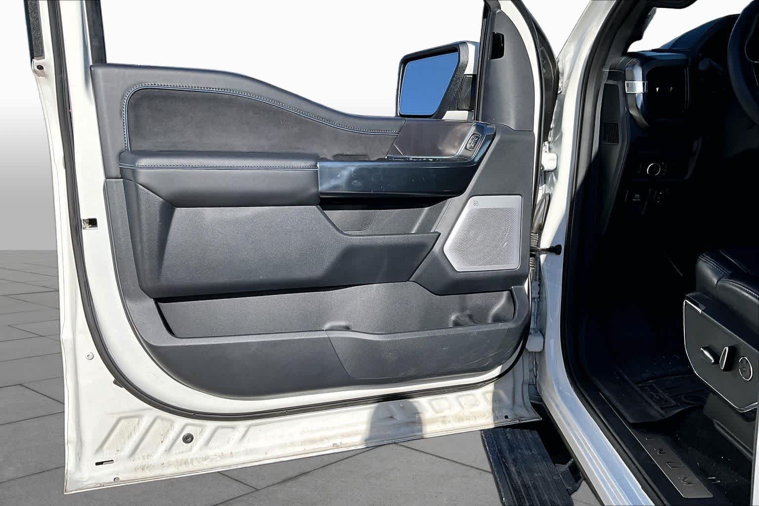 Used 2025 Star White Metallic Tri-Coat Ford Platinum image 24