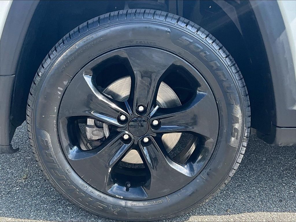 Used 2019 White Jeep Latitude image 7